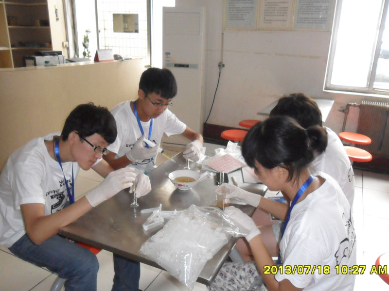 7��27�գ����ϴ�W(xu��)���YԴ�ɡ��������(hu��)��(sh��)�`���(du��)���_(d��)��һ��(g��)��(sh��)�`�ء����ĳ����(du��)�T���R��ͣ��ǰ����һ��(g��)ȡ���c(di��n)�M(j��n)��ȡ�ӹ������D���(du��)�T��?c��)ڌ?00ml�Ę�Ʒ�b�M(j��n)20��(g��)С������ԇ��ƿ����