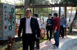 網(wǎng)友參觀(guān)圍頭村