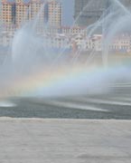晉陽(yáng)湖噴泉
　　晉陽(yáng)湖公園是城市綜合型生態(tài)濱水公園，其景觀(guān)工程分為10大區(qū)域，有生態(tài)自然游覽區(qū)、僑鄉(xiāng)文化廣場(chǎng)區(qū)、古厝文化體驗(yàn)區(qū)、濕地生態(tài)科普區(qū)、城市文化廣場(chǎng)區(qū)、生態(tài)島休閑區(qū)、山林沙地游玩區(qū)和水上活動(dòng)區(qū)。 