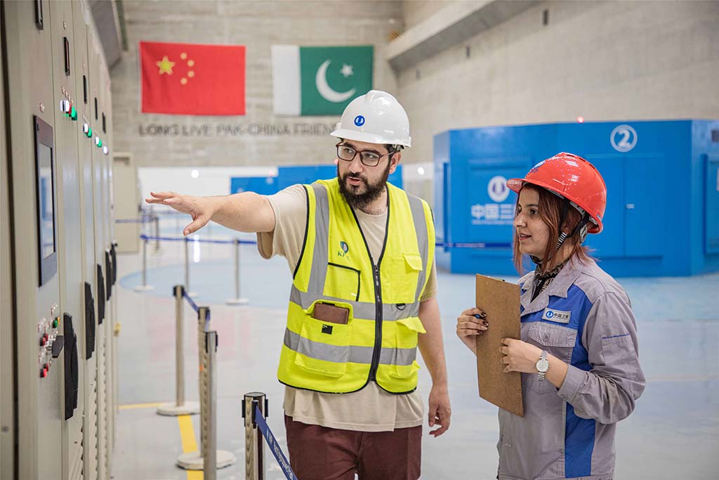 7月14日，巴方工作人員在卡洛特水電站-地下電廠檢查數(shù)據(jù)。 （人民網(wǎng)記者 薛丹攝）