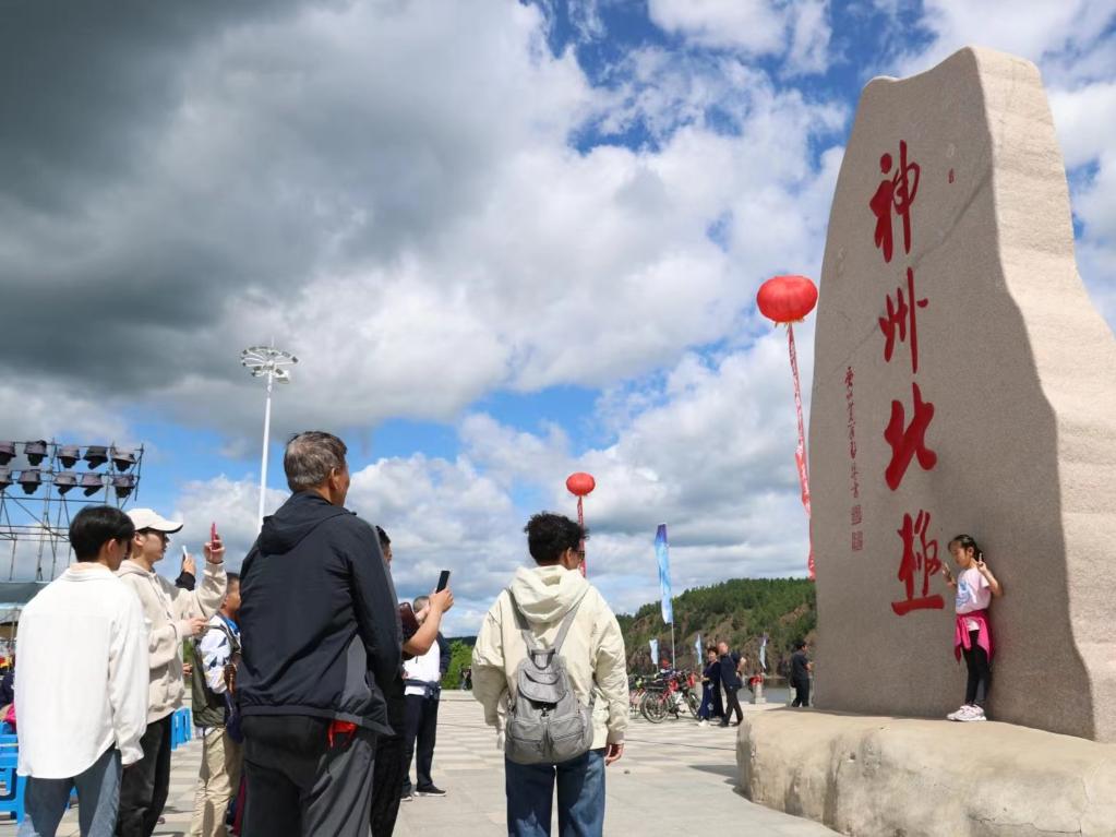 游客在漠河市地標(biāo)前打卡。新華社記者 徐凱鑫攝