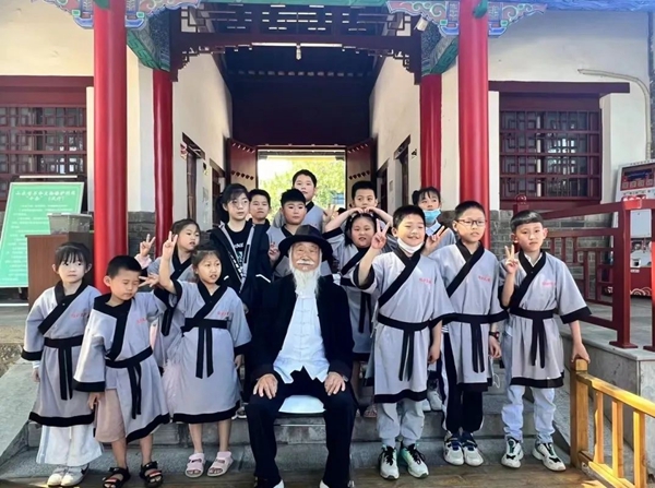 聽(tīng)孔廟歷史見(jiàn)證人——白胡子爺爺講述臨沂城過(guò)去的故事。臨沂市博物館供圖