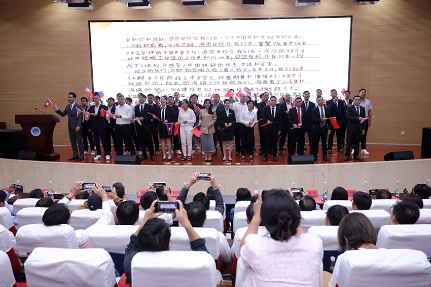 7月31日，昆明鐵道職業(yè)技術(shù)學(xué)院舉行援老撾鐵道職業(yè)技術(shù)學(xué)院項(xiàng)目教育能力建設(shè)教師培養(yǎng)班結(jié)業(yè)典禮。 昆明鐵道職業(yè)技術(shù)學(xué)院供圖