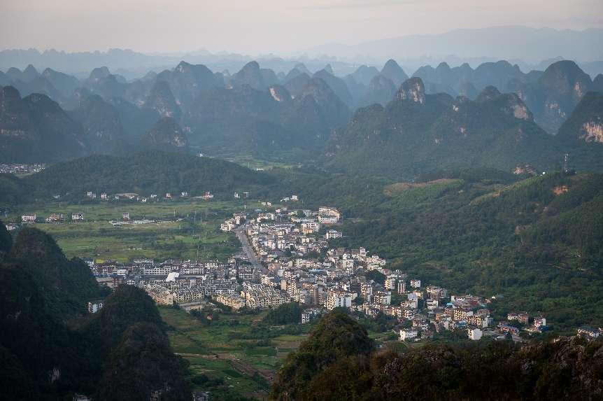 廣西層巒疊嶂，郁郁蔥蔥。 人民網(wǎng) 嚴(yán)立政攝