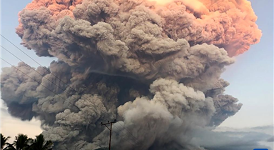 印尼一火山持續(xù)噴發(fā)